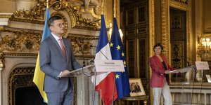 Ο ΥΠΕΞ της Ουκρανίας, Ντμίτρο Κουλέμπα, σε συνέντευξη Τύπου με τη Γαλλίδα ομόλογό του, Κατρίν Κολονά