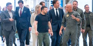 Ο Βολοντίμιρ Ζελένσκι στην Ολλανδία συνομιλεί με πιλότους F-16 