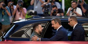 Ο Μητσοτάκης υποδέχεται τον Ζελένσκι με φωτογράφους να απαθανατίζουν την στιγμή