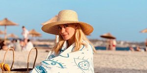 Η Ζέτα Μακρυπούλια με καπέλο