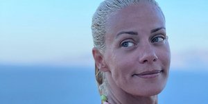 H Ζέτα Μακρυπούλια ποζάρει αμακιγιάριστη με το παρεό της