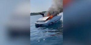 Δραματικό βίντεο: Η στιγμή που ζευγάρι πηδάει από φλεγόμενο σκάφος, πριν ανατιναχθεί