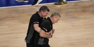 Ο Έλληνας προπονητής της Εθνικής Γεωργίας, Ηλίας Ζούρος, πανηγυρίζει την πρόκριση της ομάδας του στους «16» του Μουντομπάσκετ 2023