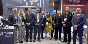 Ο Πρέσβης της Ελλάδας στη Μεγ.Βρετανία, Ιωάννης Τσαούσης και μέλη της επίσημης αντιπροσωπίας των Ελληνικών Ενόπλων Δυνάμεων στα περίπτερα ΤΗΕΟΝ SENSORS και SCYTALYS στην DSEI 2023 Λονδίνου