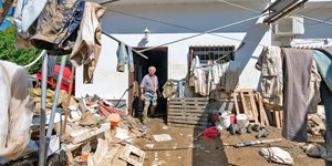 Κάτοικος κοιτάζει από το σπίτι του τις κατασρτοφές, μετά το πέρασμα της κακοκαιρίας Daniel