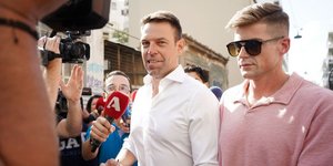 Ο Στέφανος Κασσελάκης σήμερα το πρωί έξω από το σπίτι του