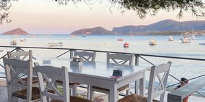 Τραπέζι θάλασσα μεζοδοπωλείο Φύκι-Φύκι Πόρτο Ράφτη Αττική