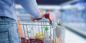 Γυναίκα με καρότσι σε super market