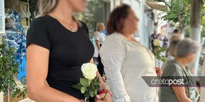 Λευκά τριαντάφυλλα για τον 36χρονο Αντώνη κρατούν οι κάτοικοι του Αγίου Νικολάου / Φωτογραφία: Cretapost.gr