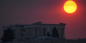 Ο Παρθενώνας με φόντο τον όκκινο ουρανό εξαιτίας των φωτιών