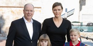 O πρίγκιπας Αλβέρτος με την Σαρλίν και τα παιδιά τους