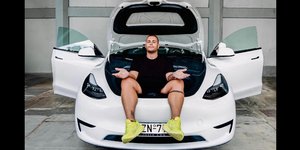 Influencer χαρίζει αυτοκίνητο αξίας 55.000 ευρώ