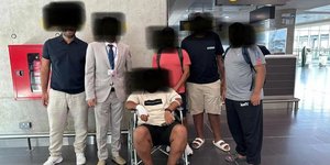 Τουρίστες αραβικής καταγωγής με καλυμμένα τα χαρακτηριστικά του προσώπου τους
