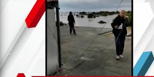 Ανθρωποι στις ταράτσες των σπιτιών