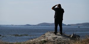 αντρας σε λοφο κοιταζει 