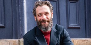 Ο Αντίνοος Αλμπάνης αγαπάει τα βιβλία, όπως μαρτυρούν οι εικόνες από το σπίτι του