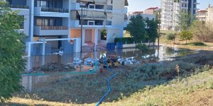 Αντλίες έξω από πολυκατοικία