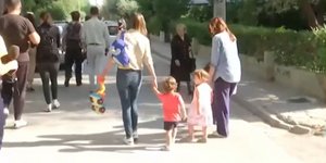 Βόλτα με το παιδί της η Εφη Αχτσιόγλου 