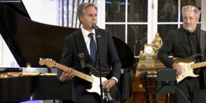 Ο Άντονι Μπλίνκεν άφησε τους χαρτοφύλακες και έπιασε... μικρόφωνο και κιθάρα, για την ειρήνη