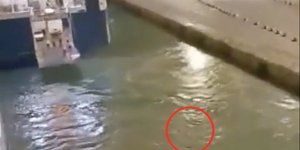 Η στιγμή που το Blue Horizon φεύγει ενώ ο 36χρονος βρίσκεται στη θάλασσα