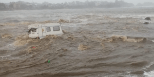 Βουλγαρία: Δύο νεκροί από πλημμύρες στο Τσάρεβο -Αυτοκίνητα και τροχόσπιτα παρασύρθηκαν στη θάλασσα