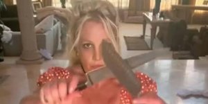 Η Μπρίτνεϊ Σπίαρς χορεύει με μαχαίρια