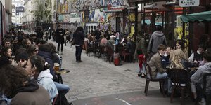 καφε πεζοδρομος τοιχος γκραφιτι