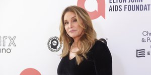 H Kέιτλιν Τζένερ με μαύρη μπλούζα και κόκκινο φουστάνι