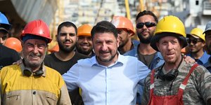 O Νίκος Χαρδαλιάς με εργαζόμενους στα Ναυπηγεία Περάματος