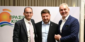 O Νίκος Χαρδαλιάς με μέλη του πράσινου κινήματος