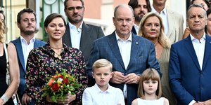 Η πριγκίπισσα Σαρλίν και ο πρίγκιπας Αλβέρτος του Μονακό με τα παιδιά τους 