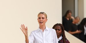 H Σαρλίζ Θερόν με την κόρη της Τζάκσον στην επίδειξη του οίκου Dior /Φωτογραφία: Getty Images