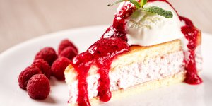 Παγωτό cheesecake με σιρόπι βατόμουρο