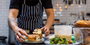 Σεφ φτιάχνει πιάτα