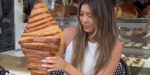 γυναίκα με γιγάντιο κρουασάν