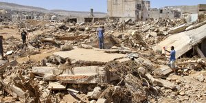 Κόσμος σε συντρίμμια στην πόλη Ντέρνα