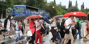 διαβαση κοσμος με ομπρελες