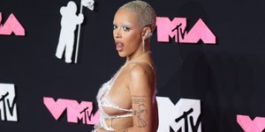 H Doja Cat με φόρεμα εμπνευσμένο από ιστό αράχνης στα MTV VMA