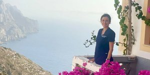 Η Δρ Άννα Κατωγυρίτη, η οποία πέρασε τα πρώτα της χρόνια στην Κάρπαθο, έχει ιδρύσει έναν μη κερδοσκοπικό οργανισμό διάσωσης και εκπαίδευσης ζώων για να βοηθήσει τα αδέσποτα στο νησί.