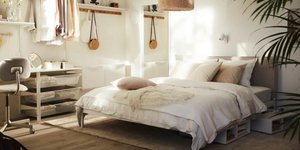 δωμάτιο με λευκά σεντόνια