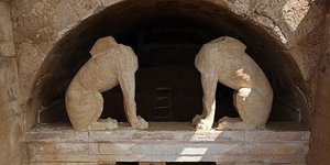 Οι δύο γρύπες εντυπωσιάζουν στην Αμφίπολη