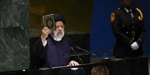 Ο πρόεδρος του Ιράν Εμπραχίμ Ραϊσί, με το κοράνι στη χέρι από το βήμα του ΟΗΕ 