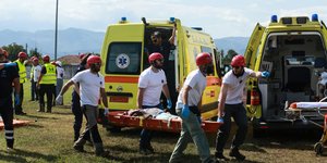 Διασώστες μεταφέρουν διασωθέντες στην Καρδίτσα