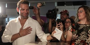 Η στιγμή που ψηφίζει ο Στέφανος Κασσελάκης