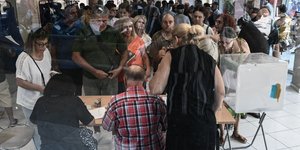 Συνωστισμός στα εκλογικά κέντρα του ΣΥΡΙΖΑ για τις εσωκομματικές εκλογές