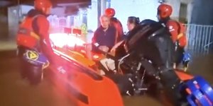 Καρέ καρέ νυχτερινή επιχείρηση της ΕΜΑΚ με βάρκα και προβολείς στις πλημμυρισμένες περιοχές