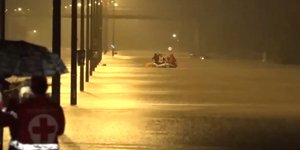 Βάρκα με άνδρες της ΕΜΑΚ στη Λάρισα