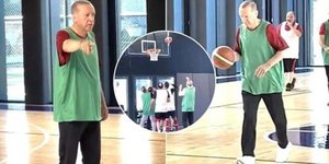 O Τούρκος πρόεδρος Ερντογάν παίζει μπάσκετ σε γυμναστήριο στο Λευκό Παλάτι στην Άγκυρα