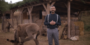 Ο Λεωνίδας Κουτσόπουλος μας καλωσόρισε και μας ξενάγησε στη Φάρμα -Το ριάλιτι έκανε πρεμιέρα στο Star