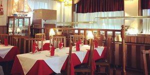 Ενα εστιατόριο στην Αθήνα με ζωγραφισμένα ταβάνια και πορτατίφ στα τραπέζια